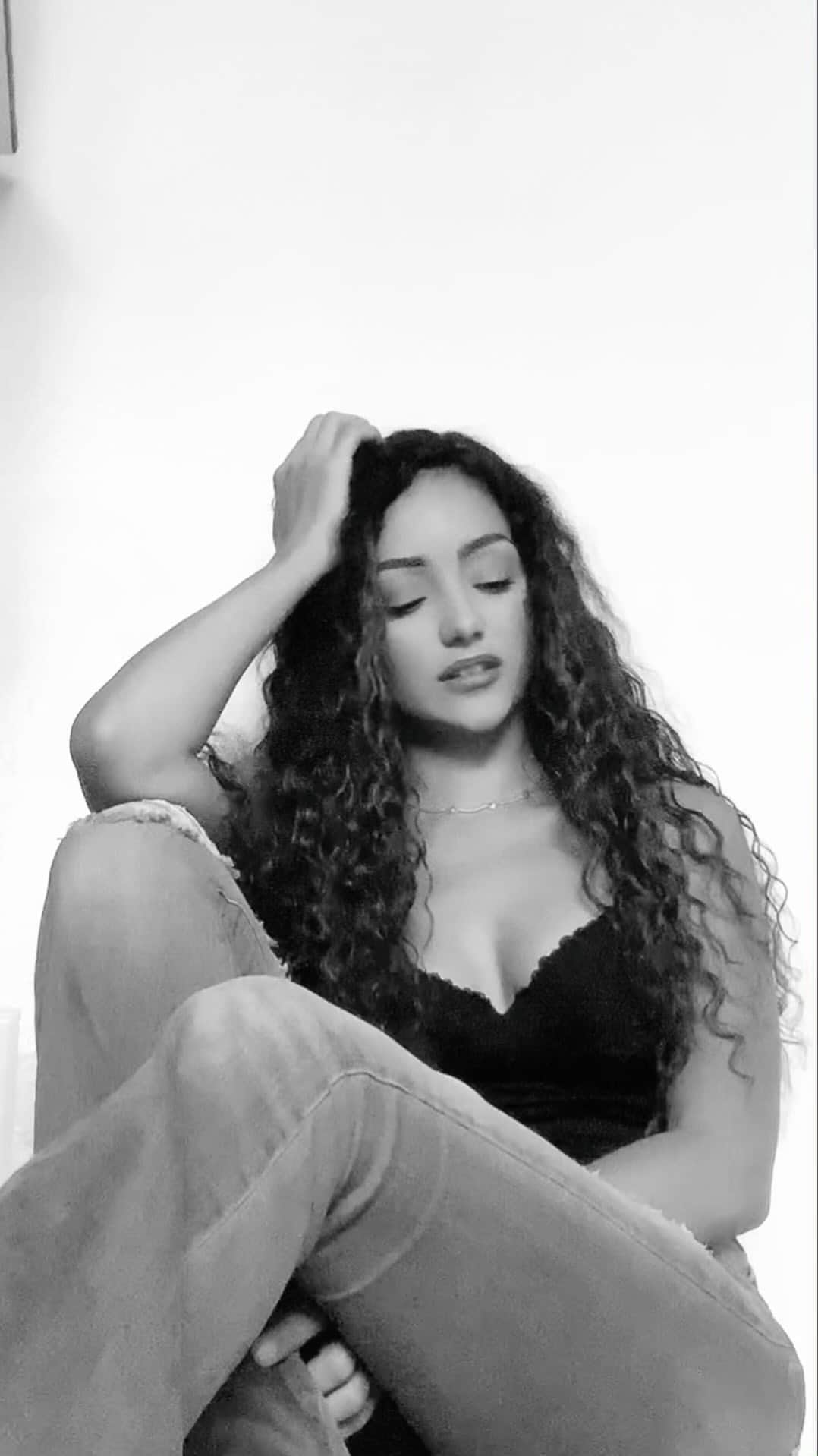 メラニー・イグレシアスのインスタグラム：「covered my favorite @janetjackson song ⛈」