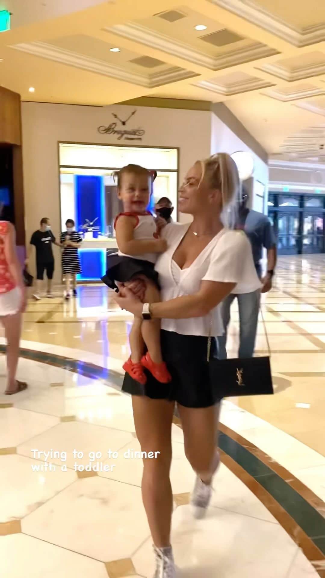 Lauren Drain Kaganのインスタグラム：「How it’s like to “go out to dinner” with a toddler lol Am I right, parents? 🤣 @ariaskyekagan」