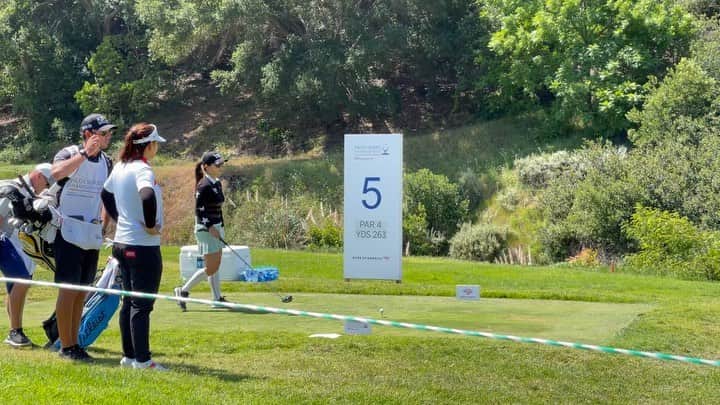 パク・ヒヨンのインスタグラム：「Tee shot no.5 made almost one on with driver :)」