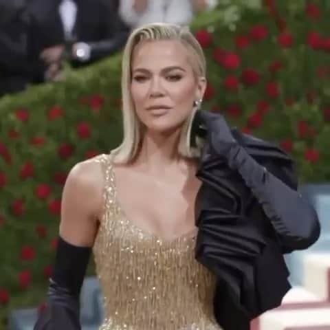 ジェレミー・スコットのインスタグラム：「MY GOLDEN GODDESS @khloekardashian AT THE MET GALA IN CUSTOM @moschino THE ONLY THING MORE GOLDEN THAN HER GOWN IS HER HEART ✨」