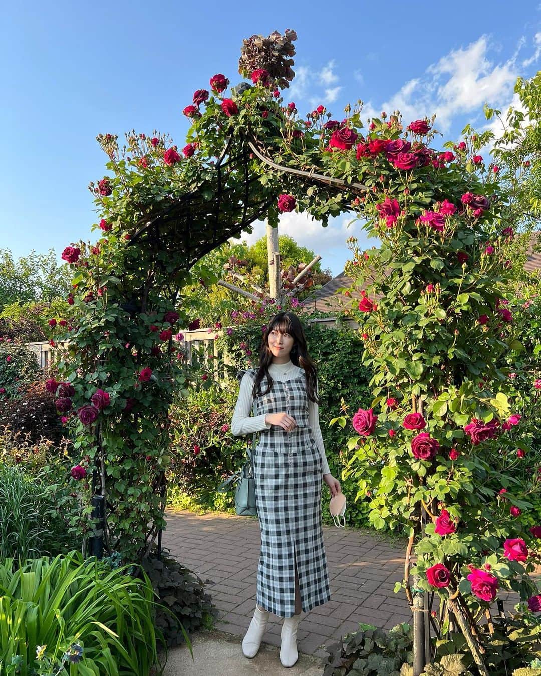 日下部美愛のインスタグラム：「🥀🌹 ⁡お花に囲まれてきました ⁡展示会でオーダーしたセットアップ！ ⁡ようやく着られて幸 ⁡#redyazel   #photo #japan #model #me #hair #fashion #selfie #makeup  #followme #instagood #camera #instadaily #dailylook #사진 #데일리  #데일리 #셀카 #메이크업 #아이돌 #일본 #일본여자」