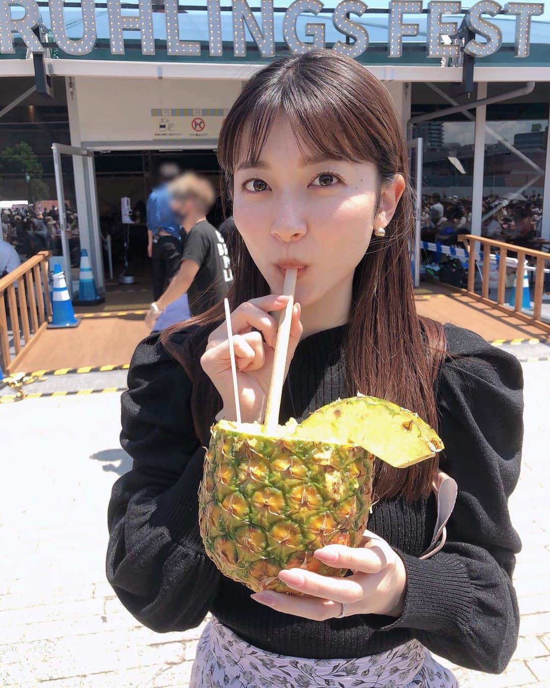 山本里菜さんのインスタグラム写真 - (山本里菜Instagram)「. ひるおび中継で ヨコハマフリューリングフェスト 2022に行ってきました🍍🍺  3年ぶりの開催！ 良い天気にも恵まれ沢山のお客さんで盛り上がっていました☺️  まるごとパイナップルジュース 美味しかった🧡  ぜひみなさんも遊びに行ってみてください♫  #ヨコハマフリューリングスフェスト  #ドイツビール　#パイナップルジュース　#ひるおび」5月3日 20時27分 - rinayamamoto_0622