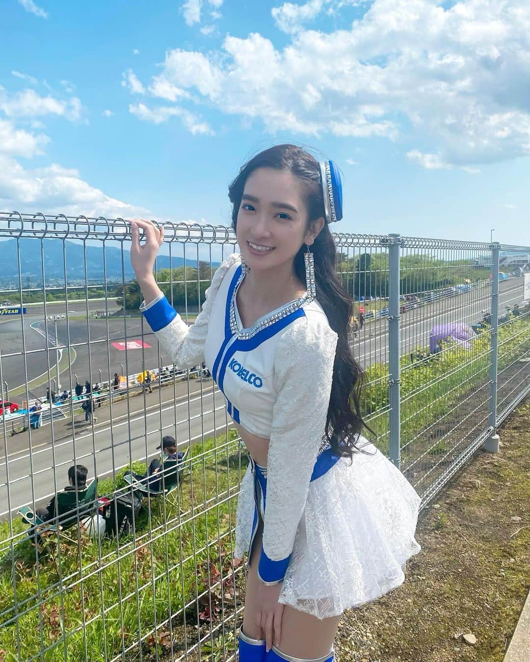 太田麻美のインスタグラム：「SUPER GT Rd,2 富士予選日🏁 本日の予選は厳しい結果となりましたが、明日の決勝レースは100Lapsの長距離なので追い上げに期待しましょう✨ ステージやPITWALKも有り難うございました💙❤️ 明日も引き続き宜しくお願いします😊  #racequeen #rq #supergt #tgrteamsard #kobelco #kobelcogirls」