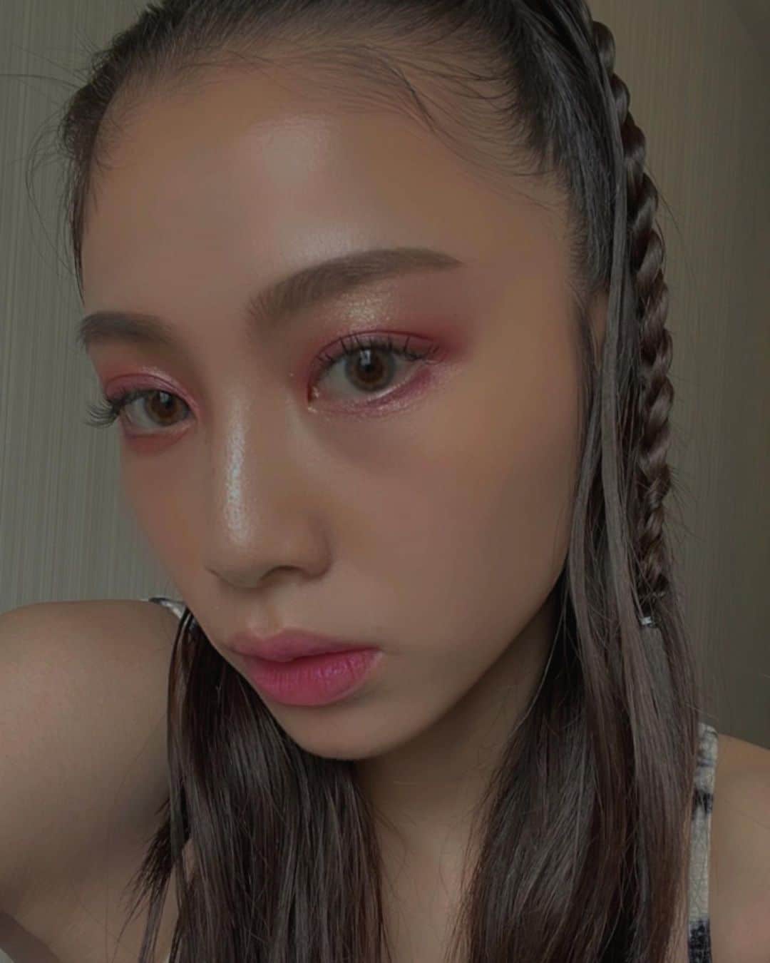 honoka のインスタグラム：「明日は福岡公演だよーーー！ 大好きな九州のみなさん よろしくお願いしますっ🎤❤️‍🔥  そして、、、 今回もツアー前に まつ毛も髪の毛もばっちり 可愛くしてもらいました🥹 💇‍♀️@logmisato  👀@kanae__eyelash   いつもありがとうございますっ💗」