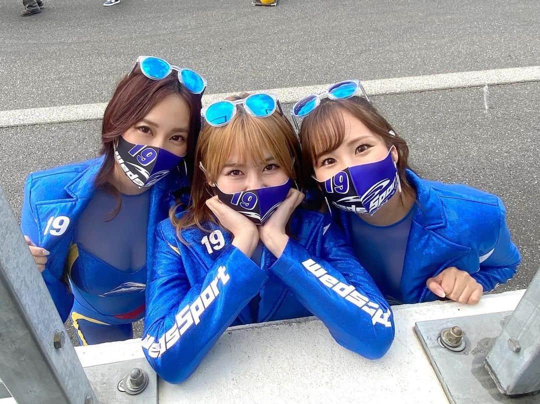 霧島聖子さんのインスタグラム写真 - (霧島聖子Instagram)「SUPER GT Rd.2 富士🗻 TGR TEAM WedsSport BANDOH 19号車はGT500公式予選Q1を 国本選手が走行し8番手タイムでQ2進出🙌 そしてQ2を阪口選手がアタックし、 なんとなんと…なんと‼️😳 トップタイムで今シーズン初の ポールポジションを獲得ッ✨✨☝️ 最速タイムを更新していく19号車が格好よすぎました！！ 春のGT富士戦での19号車のポールポジション獲得は 2年連続となり本当にすごいです👏 チームの皆さんと喜びを分かち合えて 胸が熱くなりました( ᵒ̴̶̷᷄௰ᵒ̴̶̷᷅ ) エールを届けて下さったファンの方々や チーム応援隊の皆さん、 応援どうもありがとうございました😊  今年も私がこの富士でのグリッドボードを担当する事になっており、昨年に引き続きポールポジションでのスタート進行を経験させて貰える事光栄に思います…！ 張り切りますので皆さん見守っていてくださいね❗️  明日はPPスタートからこの勢いで 表彰台のてっぺんに輝ける事を願って🙏 19号車の勝利に向けて心をひとつに 全力応援お願いします📣❤️‍🔥 チームの皆さんの笑顔で富士を終えられますように！  決勝日もよろしくお願いします‼️  #それいけ坂東ちゃん #SUPERGT #SGT #GT #富士スピードウェイ #サーキット #racequeen #RQ #racingprojectbandoh #tgrteamwedssportbandoh #wedssport #BANDOH #wedssportbandoh #爆走坂東組 #コスチューム #sexy #スワイプしてね  #レース結果 #予選日 #wedssportadvangrsupra」5月3日 20時57分 - seiko_kirishima