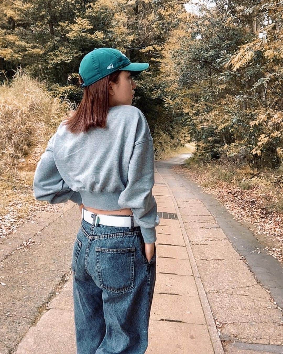 にこのインスタグラム：「家族でキャンプに行きました キャンプで腹を出すなと兄に言われました  なのでジャージで過ごしてました」