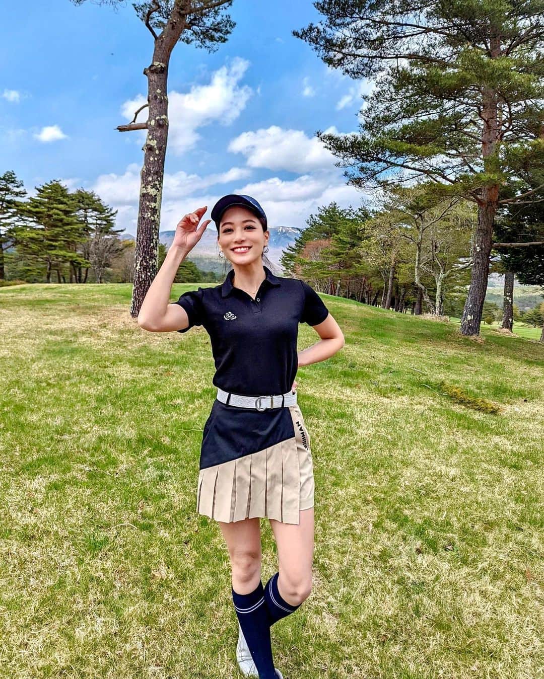 石井里奈さんのインスタグラム写真 - (石井里奈Instagram)「こんばんは💗 GWは大好きなゴルフ🏌️‍♀️⛳️ . 嬬恋高原ゴルフ場で標高1,100mで広大な高原のゴルフ場✨ OB少ないしよく飛ぶしとっても楽しかった〜🥹ただグリーンは難しくて苦戦しました😂 . ウェアはずっと気になってた @fujimori_shingo0317 さんのブランド @irishman.jp ✨🏌️‍♀️ スタイル良く見えるし、ゴルフブランドの中では比較的プチプラでよかったよー🙆‍♀️❤️その他小物、ギアはすべて @love_callaway 💗 . GWで100切りしたくて奮闘中🔥頑張ります🔥⛳️ . #りなまるゴルフ #ゴルフ #ゴルフ女子 #golfstagram #ゴルフコーデ #ゴルフウェア #キャロウェイ #callaway #callawaygolf #春ゴルフ #嬬恋高原ゴルフ場 #ゴルフスイング #ゴルフクラブ #ゴルフ初心者 #ゴルフ場 #ゴルフ好き #ドライバーショット #ドライバー #スイング動画 #ゴルフスイング動画 #ゴルフ動画 #golfwear #golffashion #golfswing #嬬恋 #irishman #藤森慎吾 #嬬恋村 #群馬ゴルフ #群馬県」5月3日 21時04分 - ri7tin1025
