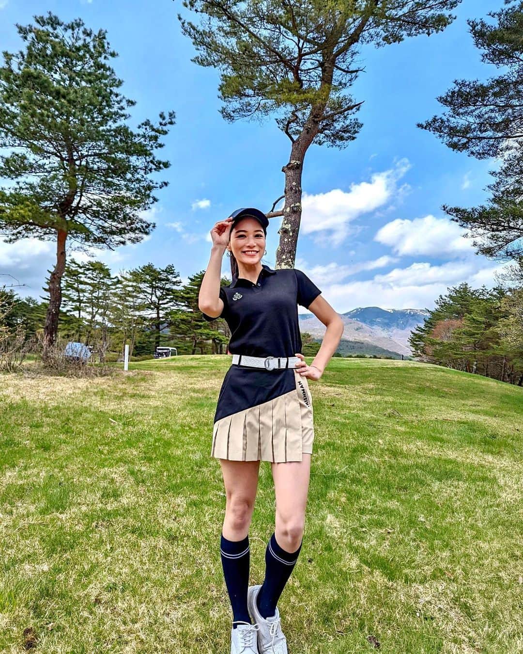 石井里奈さんのインスタグラム写真 - (石井里奈Instagram)「こんばんは💗 GWは大好きなゴルフ🏌️‍♀️⛳️ . 嬬恋高原ゴルフ場で標高1,100mで広大な高原のゴルフ場✨ OB少ないしよく飛ぶしとっても楽しかった〜🥹ただグリーンは難しくて苦戦しました😂 . ウェアはずっと気になってた @fujimori_shingo0317 さんのブランド @irishman.jp ✨🏌️‍♀️ スタイル良く見えるし、ゴルフブランドの中では比較的プチプラでよかったよー🙆‍♀️❤️その他小物、ギアはすべて @love_callaway 💗 . GWで100切りしたくて奮闘中🔥頑張ります🔥⛳️ . #りなまるゴルフ #ゴルフ #ゴルフ女子 #golfstagram #ゴルフコーデ #ゴルフウェア #キャロウェイ #callaway #callawaygolf #春ゴルフ #嬬恋高原ゴルフ場 #ゴルフスイング #ゴルフクラブ #ゴルフ初心者 #ゴルフ場 #ゴルフ好き #ドライバーショット #ドライバー #スイング動画 #ゴルフスイング動画 #ゴルフ動画 #golfwear #golffashion #golfswing #嬬恋 #irishman #藤森慎吾 #嬬恋村 #群馬ゴルフ #群馬県」5月3日 21時04分 - ri7tin1025