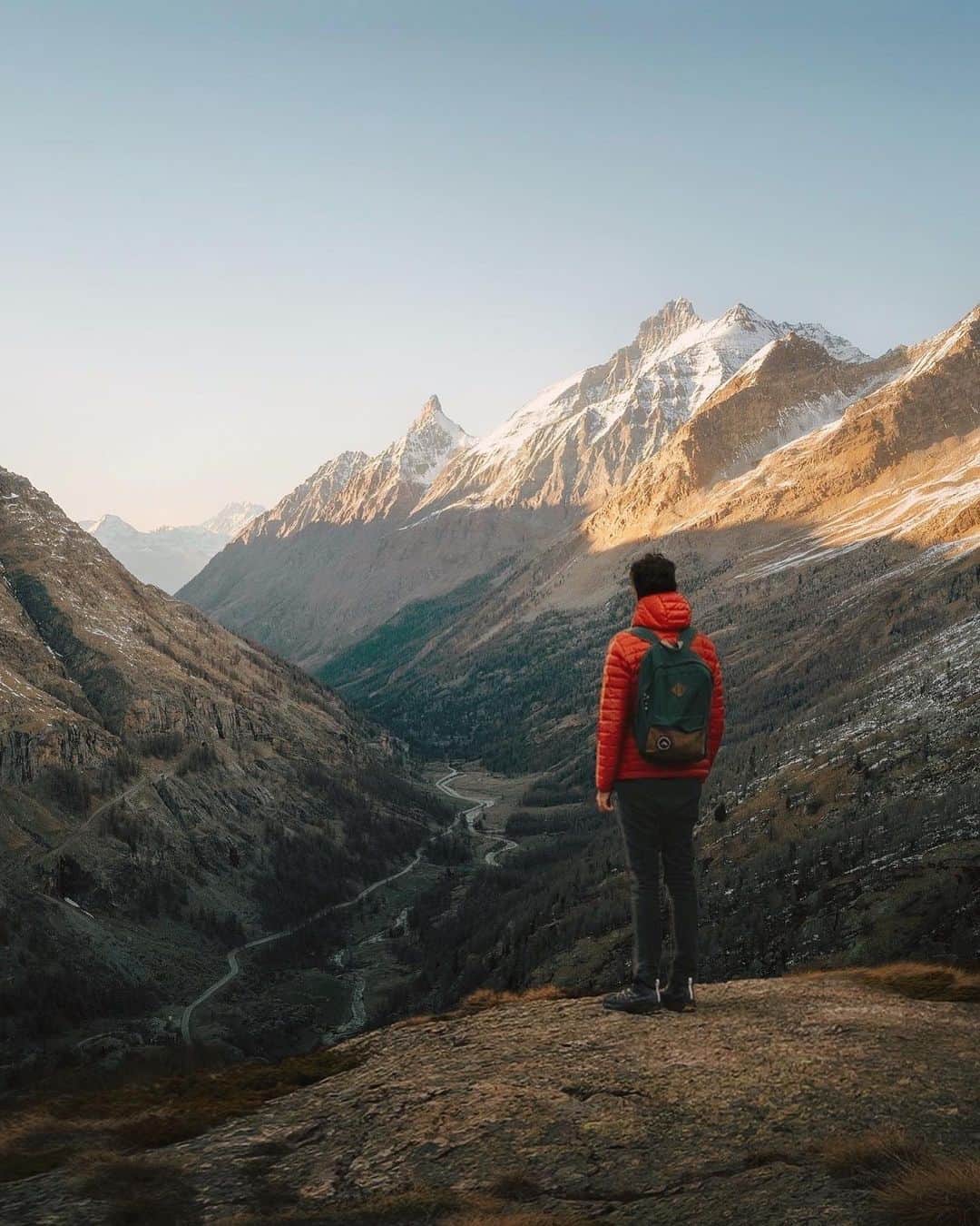 Simone Bramanteさんのインスタグラム写真 - (Simone BramanteInstagram)「{ Gran Paradiso } • My first time in this National Park, the very first one established in Italy, in 1922.  I’m impressed by how much fauna is present here, from chamois, foxes, eagles, bearded vultures and these two beautiful animals, the ibex and the marmot.  Gran Paradiso National Park is 100 years old, and I was invited by @fondazioneUNA and @federparchi to raise awareness of the maintenance of these native animal species, threatened by climate change but also by poaching.  I was impressed when the park guard told me that the number of ibex has halved in 30 years. Today there are only 2,700 ibex left.  Biodiversity is a treasure, for Mother Nature and for us.  #FondazioneUNA #UomoNaturaAmbiente #BiodiversitàInVolo」5月3日 21時26分 - brahmino