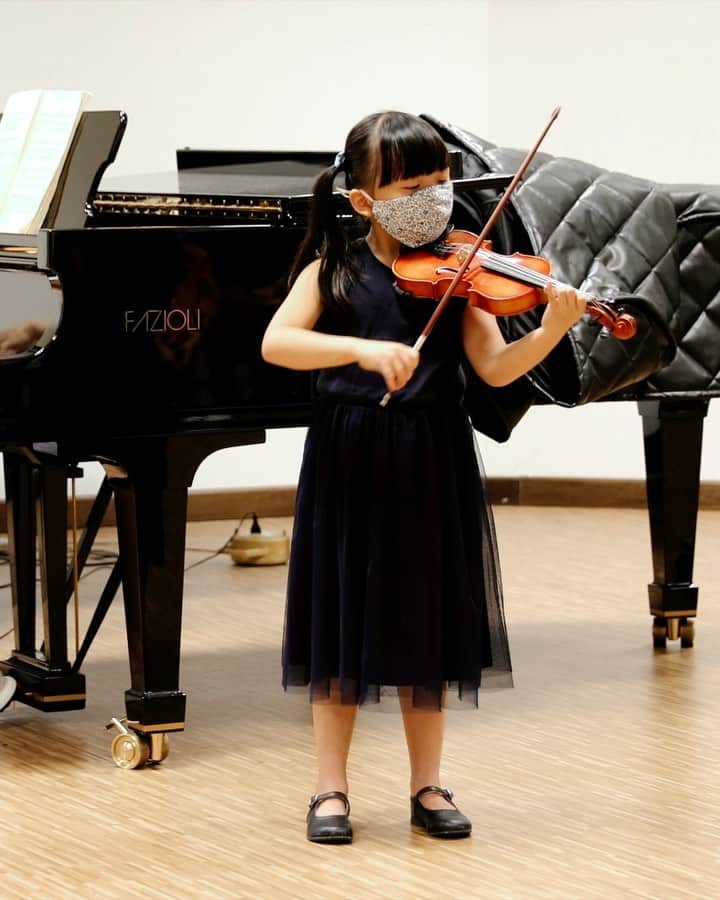 MOMOツインズのインスタグラム：「Leia plays Seitz Concerto in G 🎻 #LLmusicjourney」