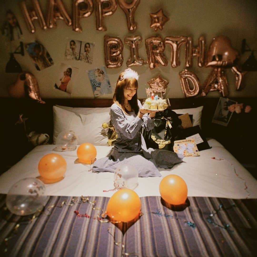 のインスタグラム：「18歳になりました💖 今年も楽しく過ごせますように！ ここまで支えてきてくださっている方々、本当に ありがとうございます！！  これからも応援よろしくおねがいします😌😌  うっちーとつくしが、誕生日パーティーをサプライズで準備してくれた😳😳 こういうの人生初で最高に嬉しかったです🤍🤍  ちなみに、22時頃に産まれました👶」