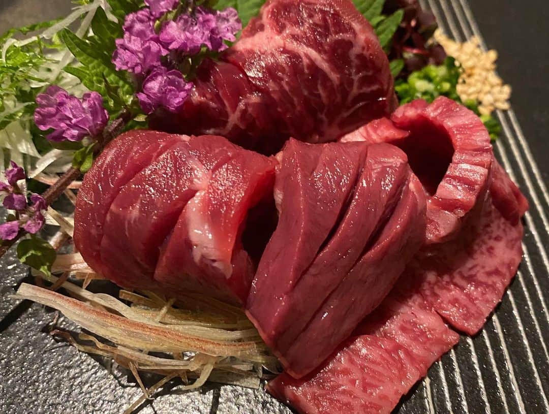 高嶋ちさ子さんのインスタグラム写真 - (高嶋ちさ子Instagram)「聖子ちゃんとフミヤさんを産んだ街「久留米」！！！ ゴールデンウィークという事で、大渋滞に巻き込まれて飛行機に乗り遅れた人1名 無事に着いた先発組は福岡からの事故渋滞で、久留米まで2時間！！ その間に飛行機に乗り遅れた人に抜かされるという珍事  来年からはGWはじっとしてよう… と思いましたが、久留米のお客様が熱かった！ 盛り上げ上手の聴き上手！ とても弾きやすいホールだし、楽しませて頂きました。  明日はこの地に留まりゴルフ！！」5月3日 22時00分 - chisakotakashima
