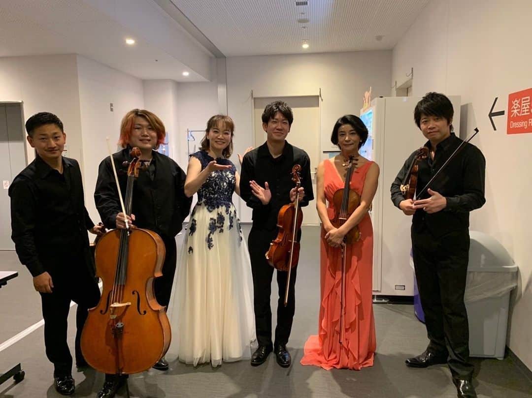 のインスタグラム：「聖子ちゃんとフミヤさんを産んだ街「久留米」！！！ ゴールデンウィークという事で、大渋滞に巻き込まれて飛行機に乗り遅れた人1名 無事に着いた先発組は福岡からの事故渋滞で、久留米まで2時間！！ その間に飛行機に乗り遅れた人に抜かされるという珍事  来年からはGWはじっとしてよう… と思いましたが、久留米のお客様が熱かった！ 盛り上げ上手の聴き上手！ とても弾きやすいホールだし、楽しませて頂きました。  明日はこの地に留まりゴルフ！！」