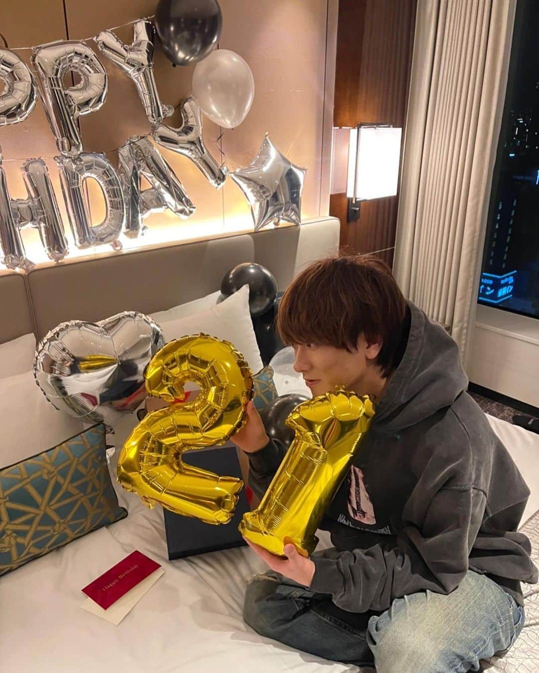 のインスタグラム：「改めまして21歳になりました✌️  れいちゃん毎年サプライズありがとう😭  ほんまにいつも豪華にしてくれる！！今年は俺もめちゃ豪華にしようかな？😎🙄  人に任せといて？  君達何年生？  21歳👊   かっこいい。  って言われるに今年も頑張ります！  #カップル #れいまひ」