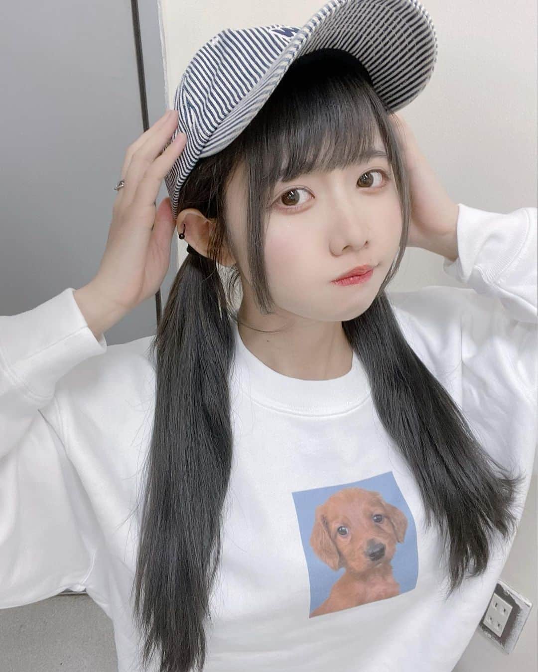 南茉莉花さんのインスタグラム写真 - (南茉莉花Instagram)「前にチェキスタしてた子が飼ってるワンちゃんの幼少期のパーカー誕プレでもらえて嬉しくてすぐ着た！  誕生日、沢山のおめでとうありがとう🎉 #スウェットコーデ #犬のいる暮らし #キャップコーデ #キャップ女子 #アイドル #japanese #ツインテール」5月3日 22時20分 - marika_ramen