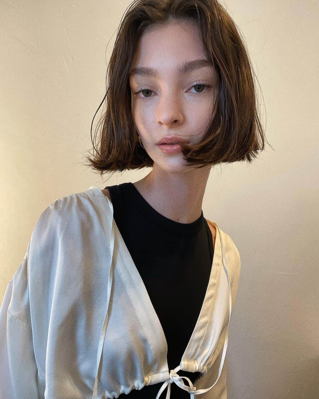 谷口翠彩のインスタグラム：「work 💄hair make up  @sleepskin_jp  @youknowval 💙  可愛いラウンジウェア  OFF shot 🫧📸  baby skin , glossy eye 🫧  valちゃん cuteだった♡  . . . #みどめいく#みどへあめいく #sleepskin#艶メイク」