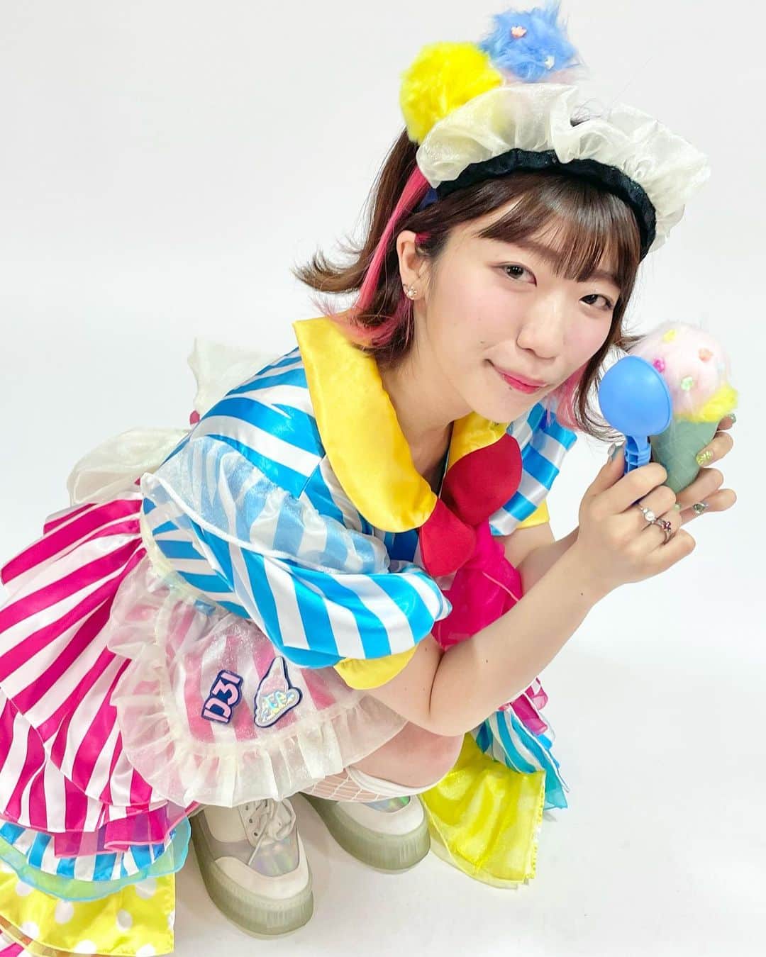 ぱいぱいでか美のインスタグラム：「生誕ライブありがとうございました🍨 . お誕生日当日にライブできて幸せー！ 31歳ということで、サーティーワンじゃん🍨 つってアイスクリーム屋さんをイメージして 衣装を作って頂きました！ 雪乃さん @sleeper___ 天才すぎ✨ 明日のインターネットサイン会もこちらの衣装で行います❣️ 今のところこの衣装のチェキで撮る機会は 中々ないのでお見逃しなくー👀 グッズも出ますよん！ストーリーとかに載せとく！ . そして改めて、 来てくださった皆様、来れなかったけど気持ちを送ってくれてた皆様 ありがとうございました🎂 コラボゲストのみんなとバンドのみんなにも大感謝！ 大好きな下北沢ERAも20周年おめでとう㊗️ 強く可愛く生きていきます✊🏻 . #でか美ちゃん #生誕 #サーティーワン #衣装」
