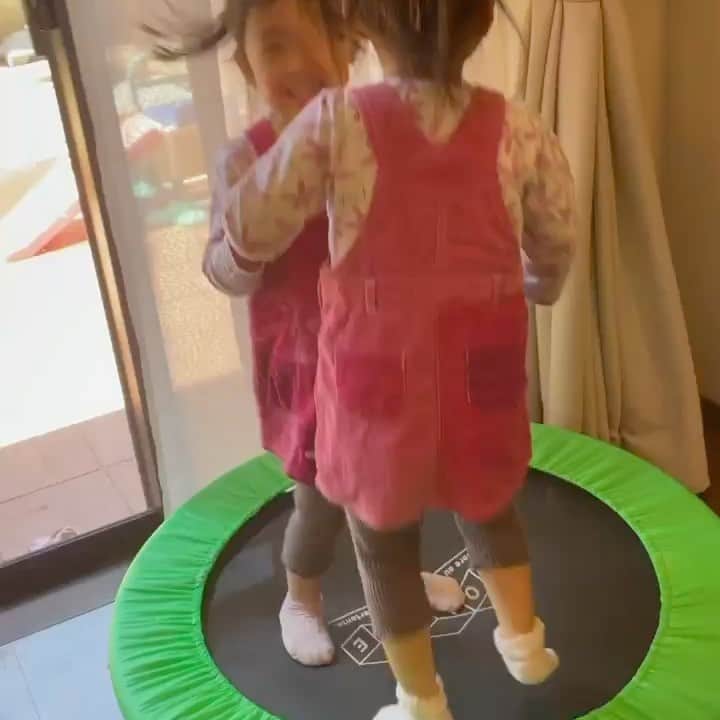 のインスタグラム：「いつも元気な双子さん👧👧」