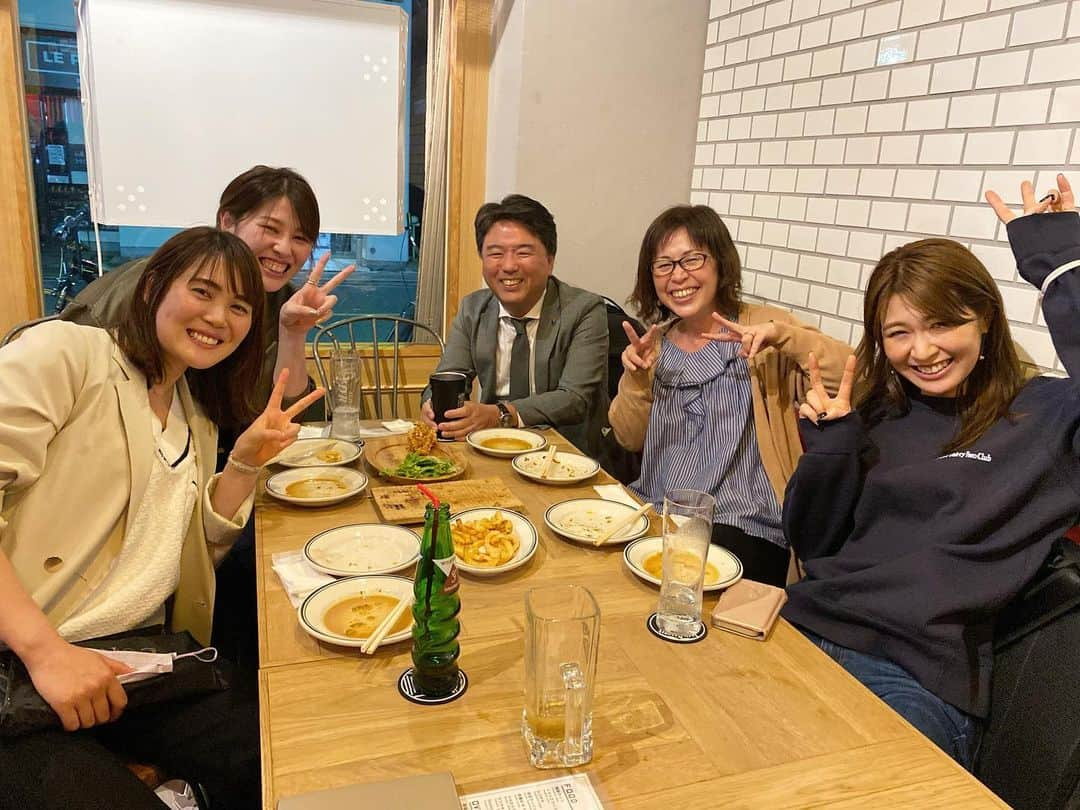 木村沙織さんのインスタグラム写真 - (木村沙織Instagram)「. SUNNYが始まって３年目、初めてのGW営業🌞🥤 . バレーボーラーからしたら GW＝黒鷲旗だから 今年はいろんな人にお店で会えて嬉しい毎日です🥹❣️ . 引退しちゃうとなかなかみんなと会えなくなっちゃうけど、 ふらっと寄ってくれたり、遊びにきてくれたりと お店やって本当によかったな、嬉しいな〜と思う瞬間です🥹🫶🏼 . ありがとうございます🥂❣️ . . @sunny_thirty_two_club  . . #黒鷲旗」5月3日 23時15分 - saoriiiii819