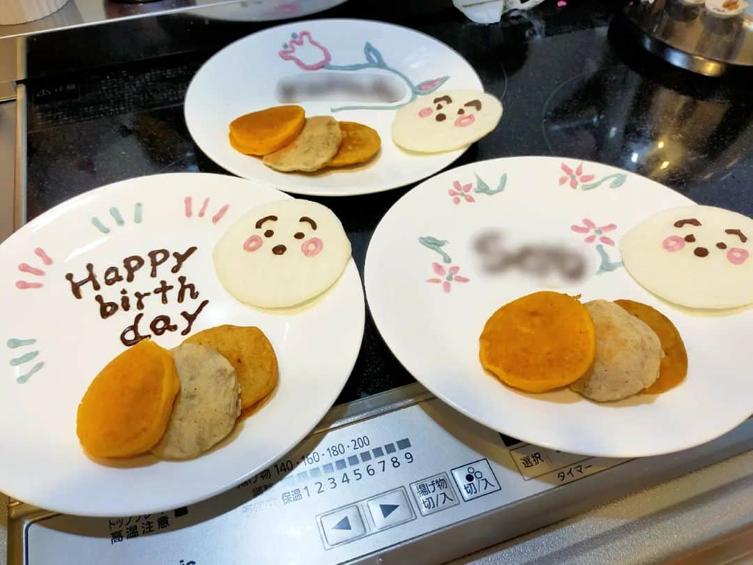 吉川莉早さんのインスタグラム写真 - (吉川莉早Instagram)「じーじ＆ばーば＆お姉ちゃん家族にお祝いしてもらって、一歳のお誕生日会でした👑  誕生日に全然手を付けてくれなかったスマッシュケーキのリベンジ、今回は果たせたかな😂  姪っ子ちゃんにもお揃いで作ってみたけど、チョコペンって難しい〜。  マイちゃんにデコレーション技術を習いたいです🍰」5月3日 23時17分 - liisakawa