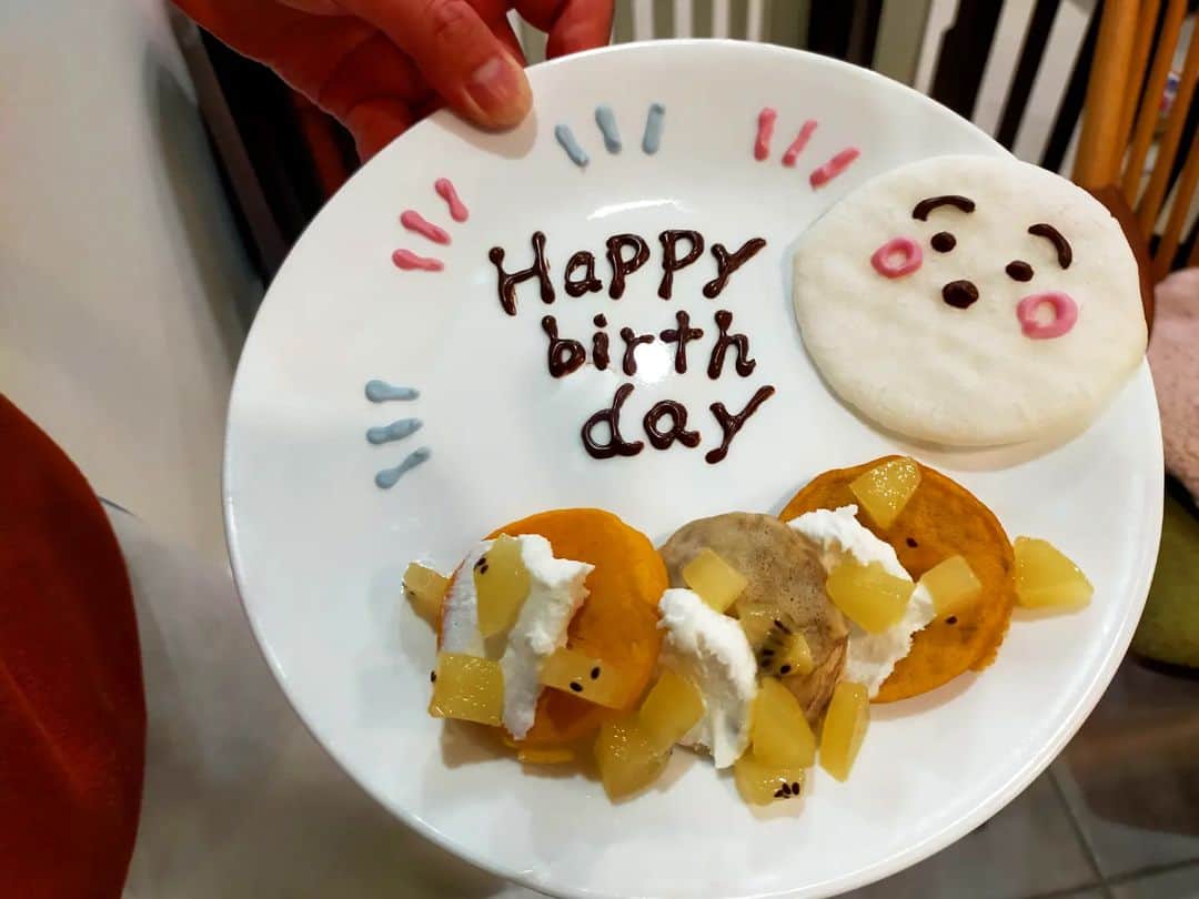 吉川莉早のインスタグラム：「じーじ＆ばーば＆お姉ちゃん家族にお祝いしてもらって、一歳のお誕生日会でした👑  誕生日に全然手を付けてくれなかったスマッシュケーキのリベンジ、今回は果たせたかな😂  姪っ子ちゃんにもお揃いで作ってみたけど、チョコペンって難しい〜。  マイちゃんにデコレーション技術を習いたいです🍰」