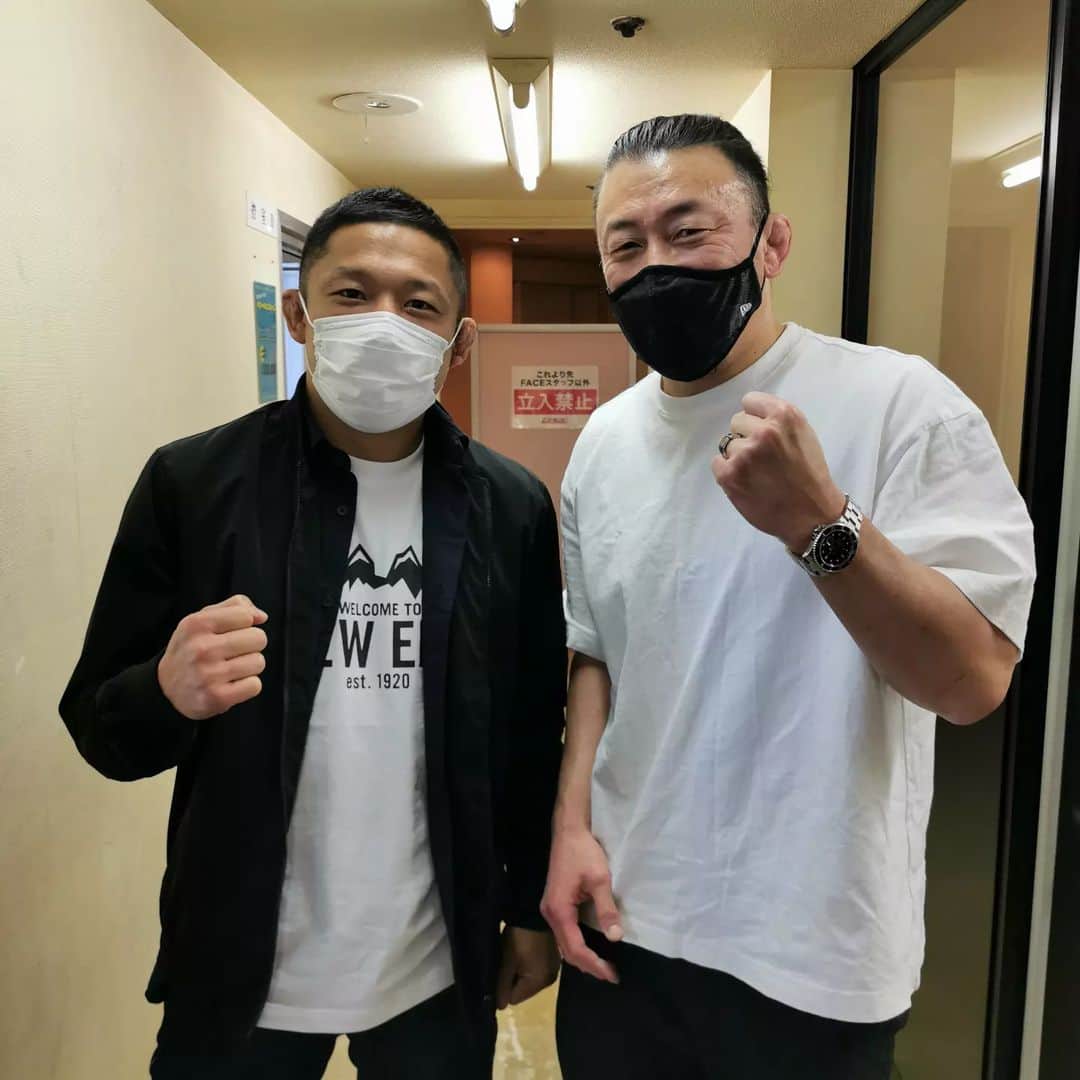 川尻達也のインスタグラム：「堀口選手のファンイベントにクロストークとして参加させていただきました。 堀口選手が面倒だからボディソープやシャンプーで全身を洗うと聞いて心の中で「俺と同じだ！」と思ってました（笑） 面倒くさいよねー。  堀口選手の今後の活躍に期待しております！ ファンイベントの模様はYouTubeで観れます！  https://youtu.be/eONw5fP6Z94  よろしくお願いします。」