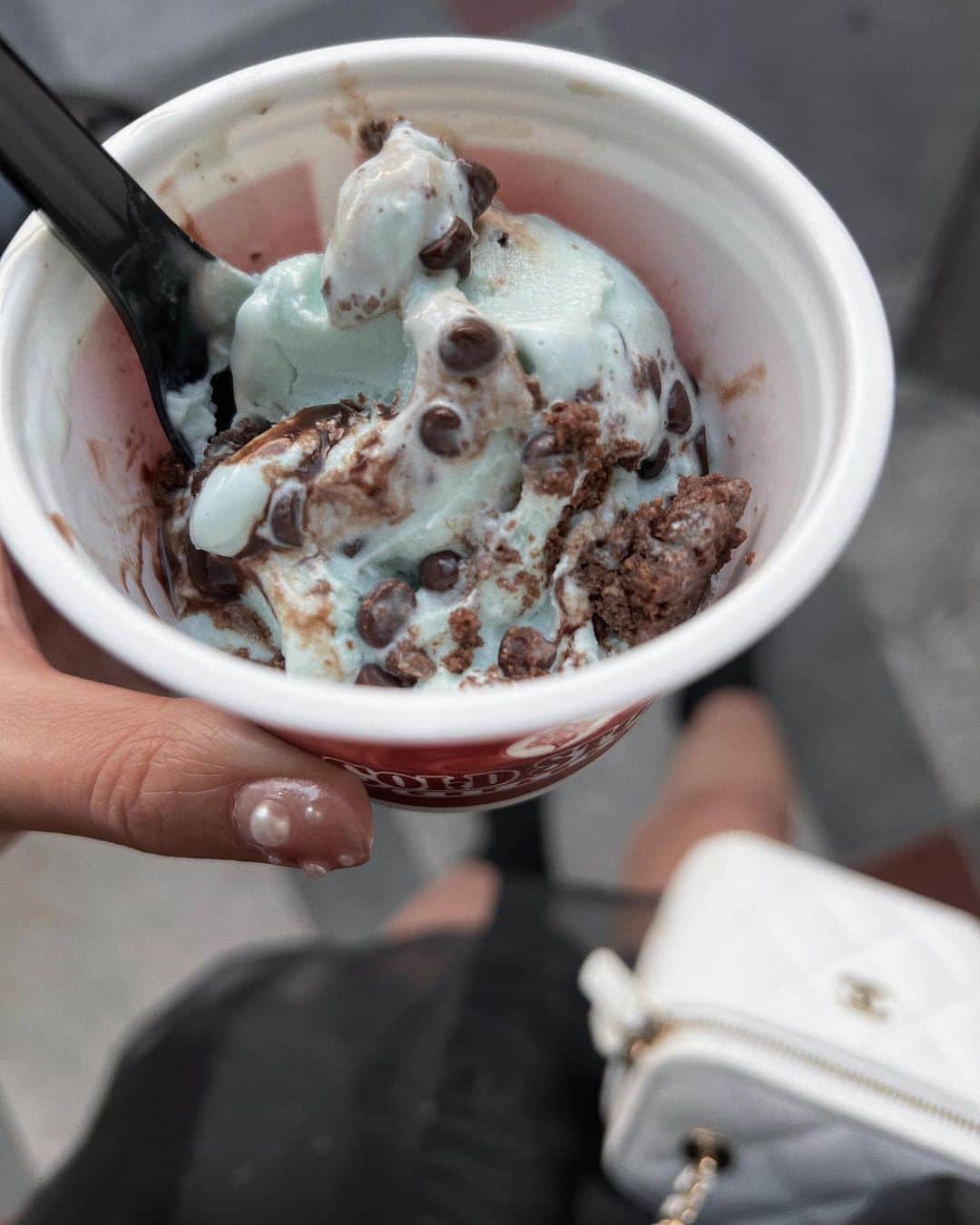 のインスタグラム：「☆ cold stone🍨 チョコミント🍫🍃 好きなんだけど熱くて溶けた笑  #shopping#チョコミント」