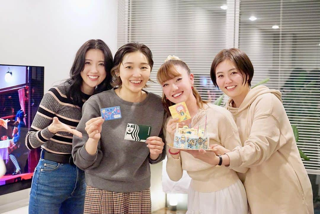 篁祐希のインスタグラム：「あいり( #愛水せれ奈 )とまよ( #鳳真由 )の誕生日を、ゆか( #真月咲 )のおうちでお祝いしました🎂  楽しかったー！！！  同じお掃除場所のご縁から、19年間お祝いできるって、凄いし嬉しいしありがたい🙏✨  また玄関鏡で集まろうね💓  あいりとまよにとって素敵な一年になりますように✨  #宝塚 #宝塚歌劇団 #宝塚音楽学校 #花組 #月組 #星組 #講堂民 #玄関鏡」