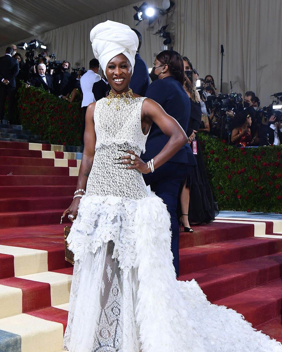 ルイ・ヴィトンさんのインスタグラム写真 - (ルイ・ヴィトンInstagram)「A new perspective. #BradleyCooper and #CynthiaErivo pose on the red carpet at the #MetGala.Further extending the longevity and appreciation of the Maison’s creations, Cynthia Erivo wears a Cruise 2018 dress and a one-of-a-kind headpiece, crafted from reused #LouisVuitton material cut-offs.  #MetGala2022」5月3日 23時50分 - louisvuitton