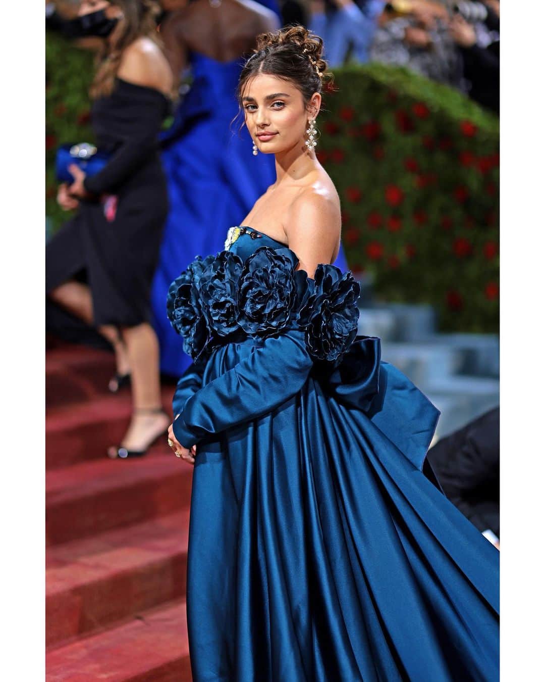 テイラー・ヒルのインスタグラム：「Attending #TheMetGala is always such an incredible, surreal experience. For the past 6 years, I have been honored to attend and still get this crazy, out of body experience. I feel so lucky and grateful for the career that I have had. I am so thankful to my team, @luizmattos1906 @derekwalker @robzangardi @marielhaenn @laurapolko @_virginiayoung_ & @miss_sohee for creating a true masterpiece. I felt beautiful 💙. And thank you always to Anna Wintour for hosting yet another magical night ✨ • @gettyentertainment @metcostumeinstitute @voguemagazine」