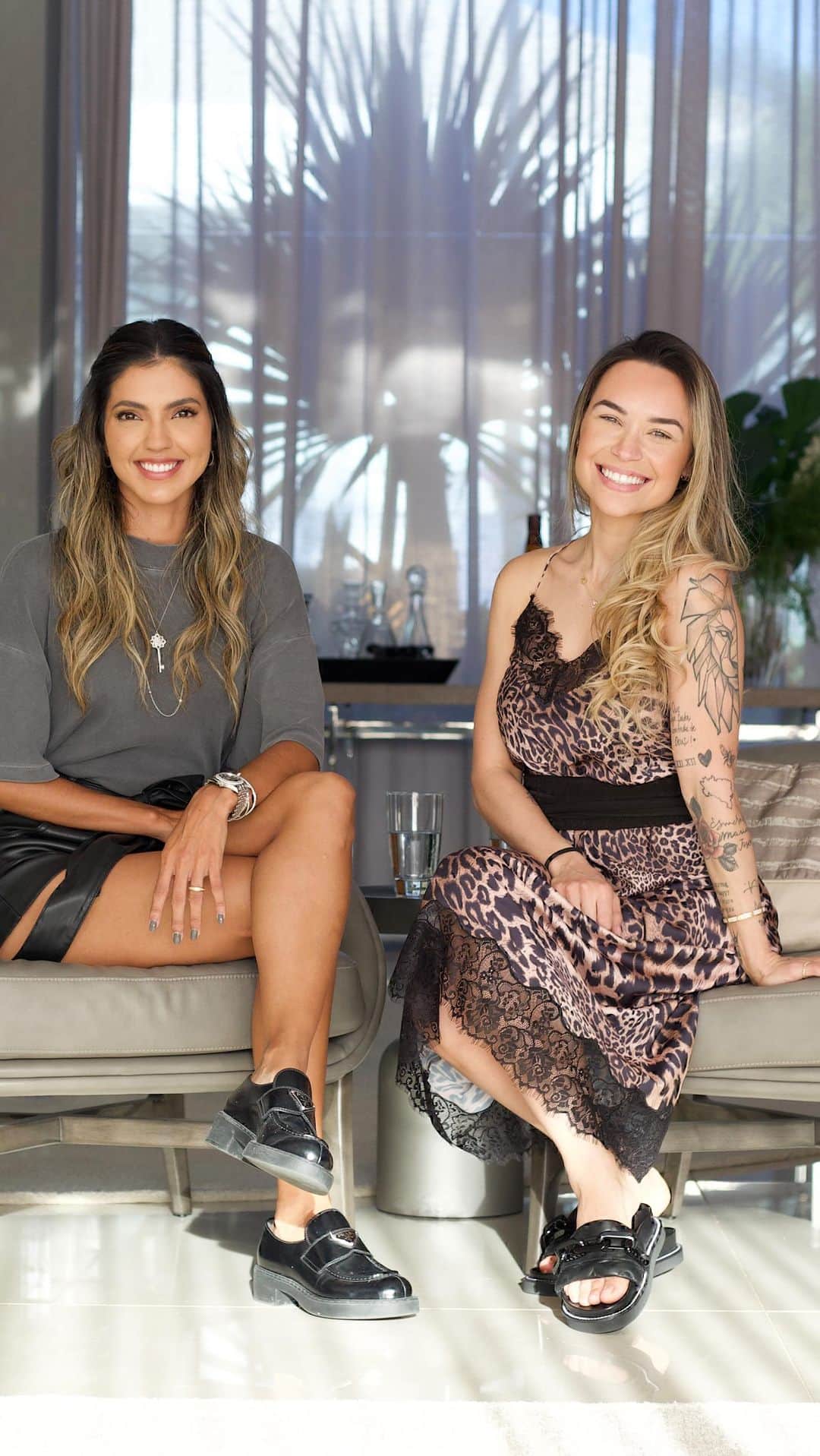 のインスタグラム：「Episódio 2 no ar 💃🏽  Que delicia esse encontro com a @marilia_nery . Obrigada pelas risadas e por ter topado participar! Vou treinar beach tênis para ser sua dupla 😂😉  Ps: Voltando a repetir.. perdoem a minha voz!」