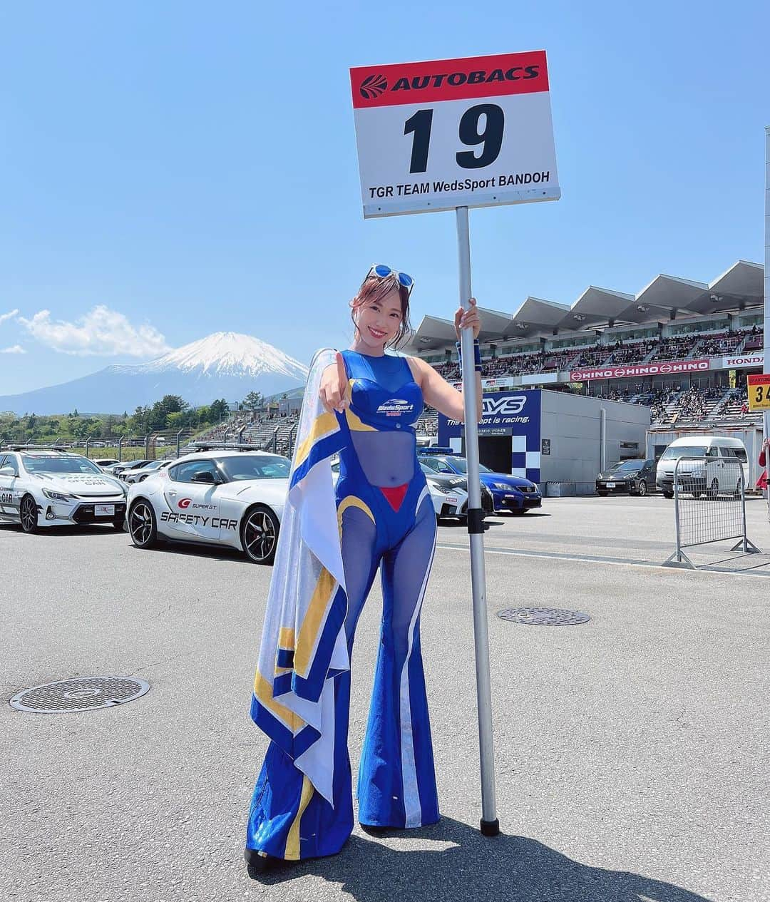 霧島聖子さんのインスタグラム写真 - (霧島聖子Instagram)「これからSUPER GT Rd.2富士 決勝レースのスタート進行です！ グリッドボード担当だよーー😆 ポールポジションからの最高の景色を目に焼き付けてきます✨  #それいけ坂東ちゃん #SUPERGT #SGT #GT #富士スピードウェイ #サーキット #racequeen #RQ #racingprojectbandoh #tgrteamwedssportbandoh #wedssport #BANDOH #wedssportbandoh #爆走坂東組 #コスチューム #決勝日　#wedssportadvangrsupra #ポールポジション　#マント」5月4日 13時12分 - seiko_kirishima