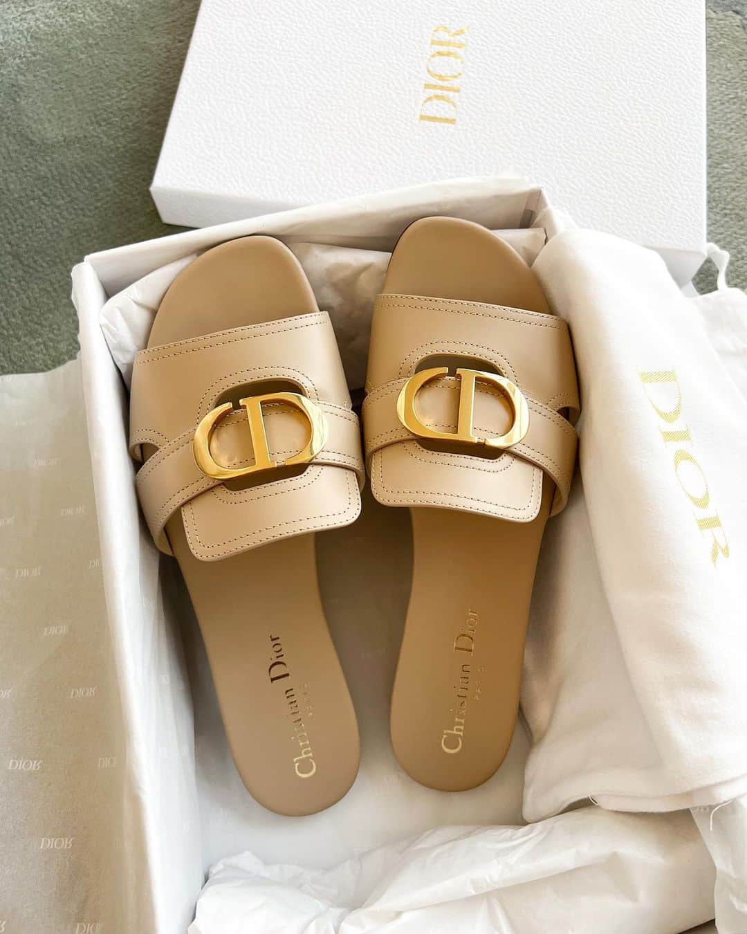 舞川あいくさんのインスタグラム写真 - (舞川あいくInstagram)「Flat sandals @dior 👡🤍 春夏用のサンダルはHERMESのオランだったけれど、 Diorでベージュの上品なサンダルと出逢い。  . #fashion #dior #sandal」5月4日 13時19分 - aiku_0817__