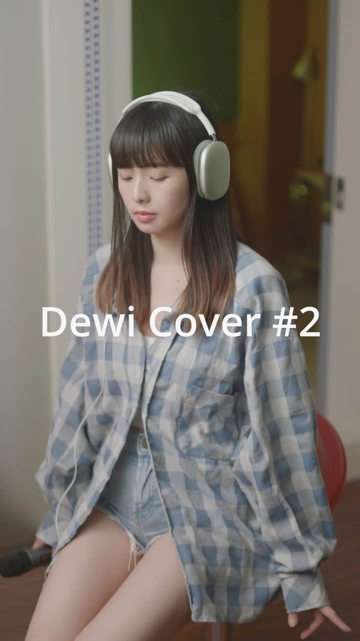 Dewi Chienのインスタグラム：「🎤可是啊  你們覺得我的皺襯衫跟手指頭哪個比較搶戲？！😂🤣  #大衛cover系列  #法蘭黛樂團」