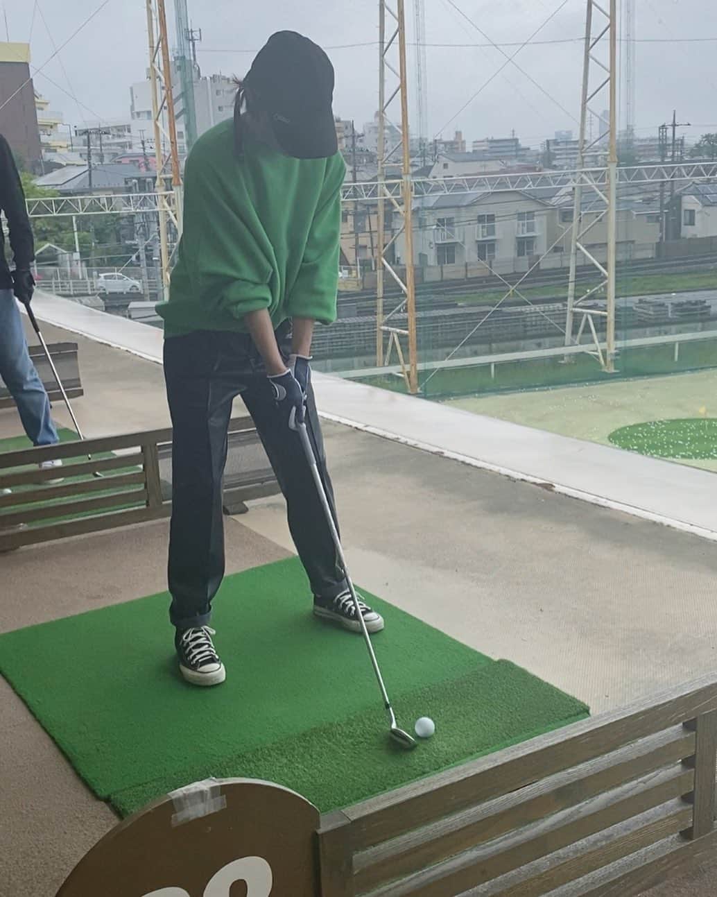 畑野ひろ子のインスタグラム：「先日の練習？？？🏌️‍♀️ @keita.suzuki.official に影響され、一昨年に道具を買ったのですが、なかなか練習に辿りつかなかった私😅 子供達も少しずつ手が離れてきたこのタイミングで、遂に啓太さんと練習へ。 こんなに難しいなんて、、、😣💦　 とてもじゃないけど、静止画以外は載せられない酷さ😂啓太さんにも止められたけど、静止画でゴルフ開始宣言🏌️‍♀️💦  ゴルフを楽しめる日はまだまだ程遠い感じですが、みんなで楽しめる日を目指して😅」