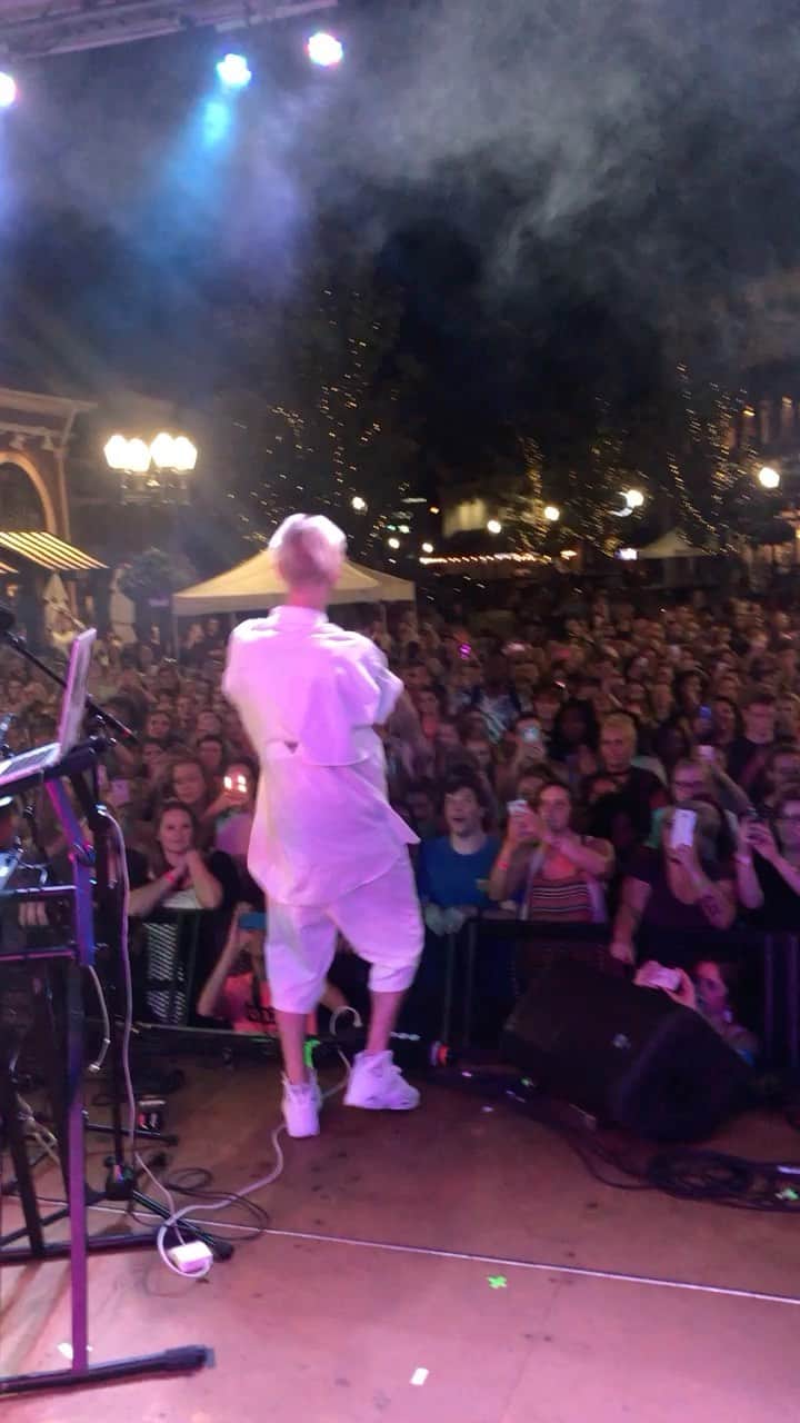 アーロン・カーターのインスタグラム：「I want candy REMIXED Live see you soon on “The Aaron’s Party Tour” 😈」