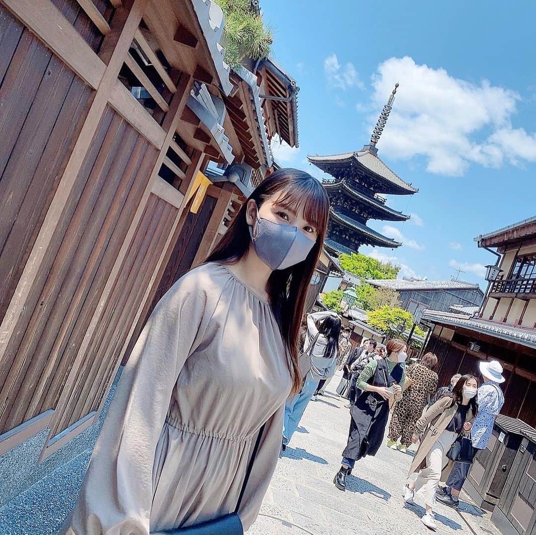 のインスタグラム：「ゴールデンウィーク京都半日観光💜  清水五条🛌🌙  清水寺⛩ 清水の舞台 鉄の下駄と錫杖 ふれ愛観音 音羽の滝  京甘味 文の助茶屋さん🍡 生わらび餅ハーフ ほうじ茶シフォンケーキ みたらし団子 きな粉ラテ　  京都府京都市中京区元法然寺町６８３ 飲めるうどん屋 真打 英多朗さん🍜 ゆずラーメン  プチ京都観光楽しかったなぁ🥹」