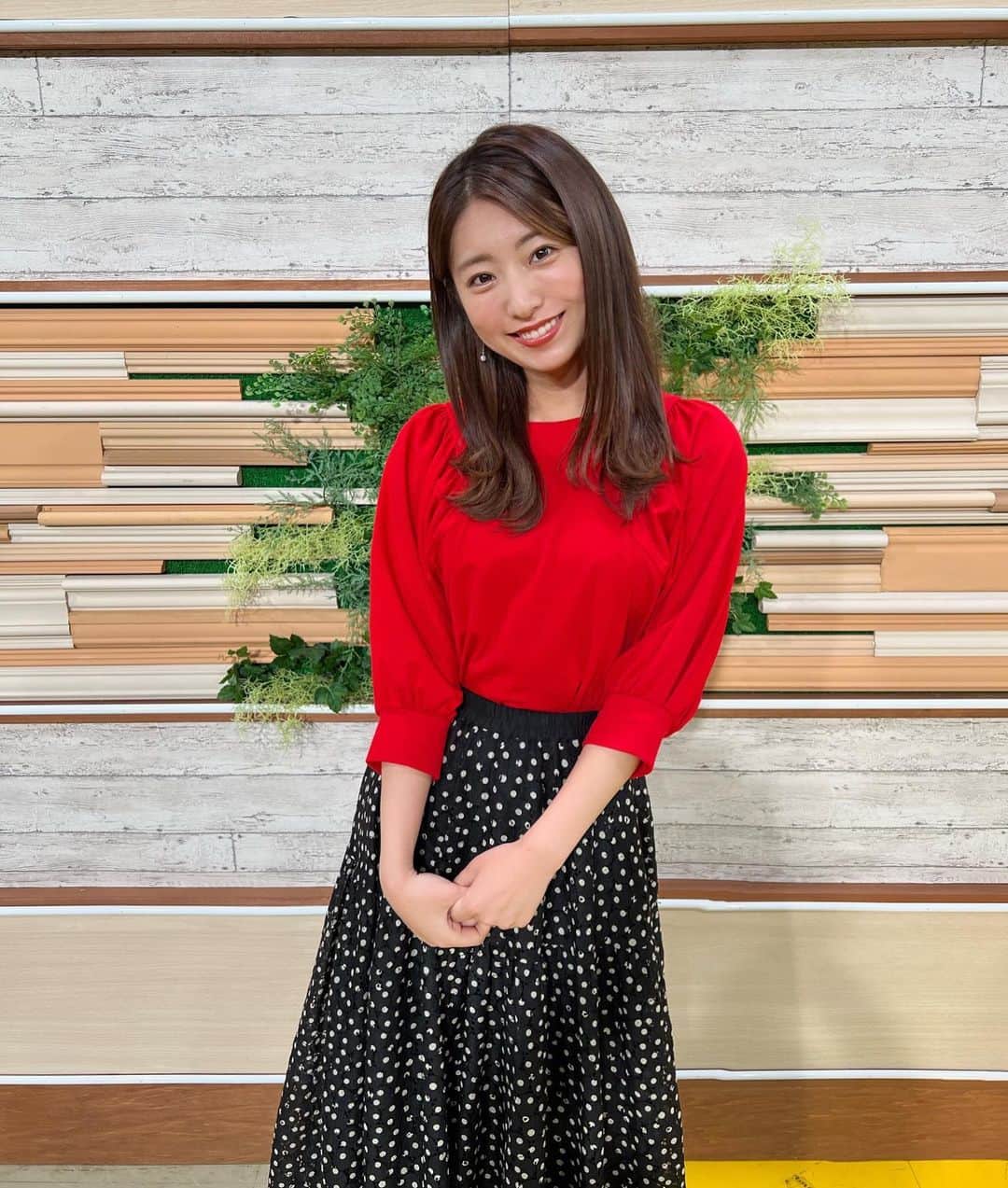 のインスタグラム：「👗 . #東京インフォメーション #衣装 みどりの日🌱 中継先のポピーよりも？真っ赤なブラウスでした❤️‍🔥 . 今日は田中さんが黄色、高安さんが緑で スタジオ色とりどりでかわいかった🐿💕」
