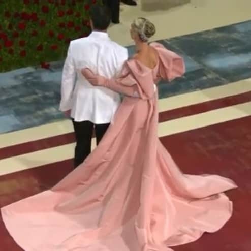 Monique Lhuillierのインスタグラム：「Regal beauty @mollybsims making her grand entrance! 💕 #moniquelhuillier #metgala」