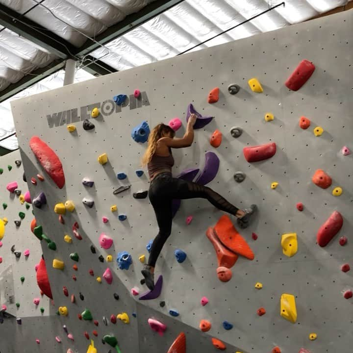 ミーガン・マーチンのインスタグラム：「It’s been so amazing to be home for a full two and a half weeks! Haven’t done that since October of last year 😱! Enjoying getting back into a routine. Absolutely loved the movement on this one, especially the pogo palm press at the end 🤩! Sound on for the great commentary by Tim ☺️.   @soill @organicclimbing @frictionlabs @fitaid @athleticbrewing @alpinestartfoods @kayaclimbing」