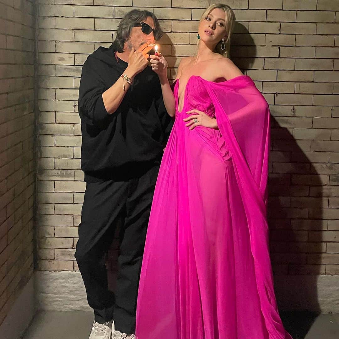 ニコラ・ペルツのインスタグラム：「fittings with you are the most fun 🤍🤍🤍」