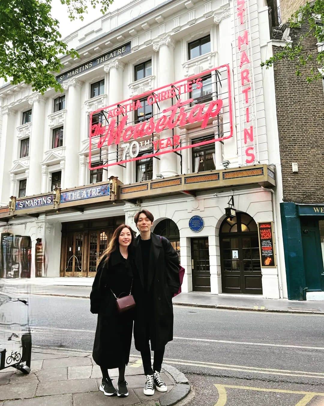 シム・ウンジンのインスタグラム：「London!! 새벽부터 #유로스타 타고 런던으로 건너가서 너무 오랜만에 만난.. 조근조근하지만 또박또박 아주 깔끔하게 여러사람 혼구녕냈다는 지선언니 얘기도 듣고😂,  너무 타이밍 좋게 만날때마다 너무 좋은정보와 여러가지 해박한 지식으로 매번 놀라게 만드는 한원석 작가님 얘기도 듣고, 아주 짧았지만 아주 알차게 런던 투어도 하고, 하루를 정말 꼼꼼하게 채웠다.😄😄 심지어 밤늦은 시간에 파리기차역으로 우리가 잡을 택시가 없을까봐 걱정되서 피곤한데도 픽업와준 쎄아언니도 너무 고마와용~😍 런던을 알뜰하게 걷느라 몸은 피곤하지만, 마음은 너무 따뜻해진 하루! love you all!!🥰 다음에 다시 올때까지 영국에서 아프지말고 잘지내고 있어요!!😚😚   #london  @koenigstein_3j  @han_wonsuk  @seaaparis」