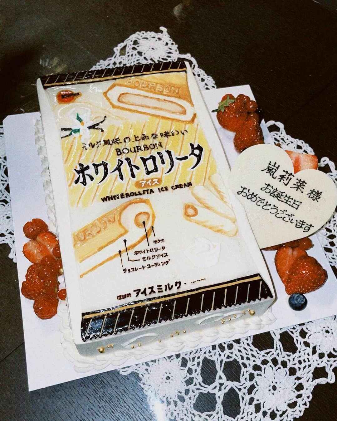 のインスタグラム：「これはやばい… ブルボンさんからお祝いの ケーキをいただいたんだけど、 すごすぎない！？笑　  めっっちゃ細かくて食べるの勿体無いくらい 綺麗だった🥺  何より自分がビジュアルさせていただいたアイスが、デザインされているっていうのが最高😭😭  ケーキもフルーツも最高に 美味しかった🥰 お花もかわいい🌼🌼 ブルボンさん、本当にありがとうございます！！  #ブルボン  #ホワイトロリータアイス」