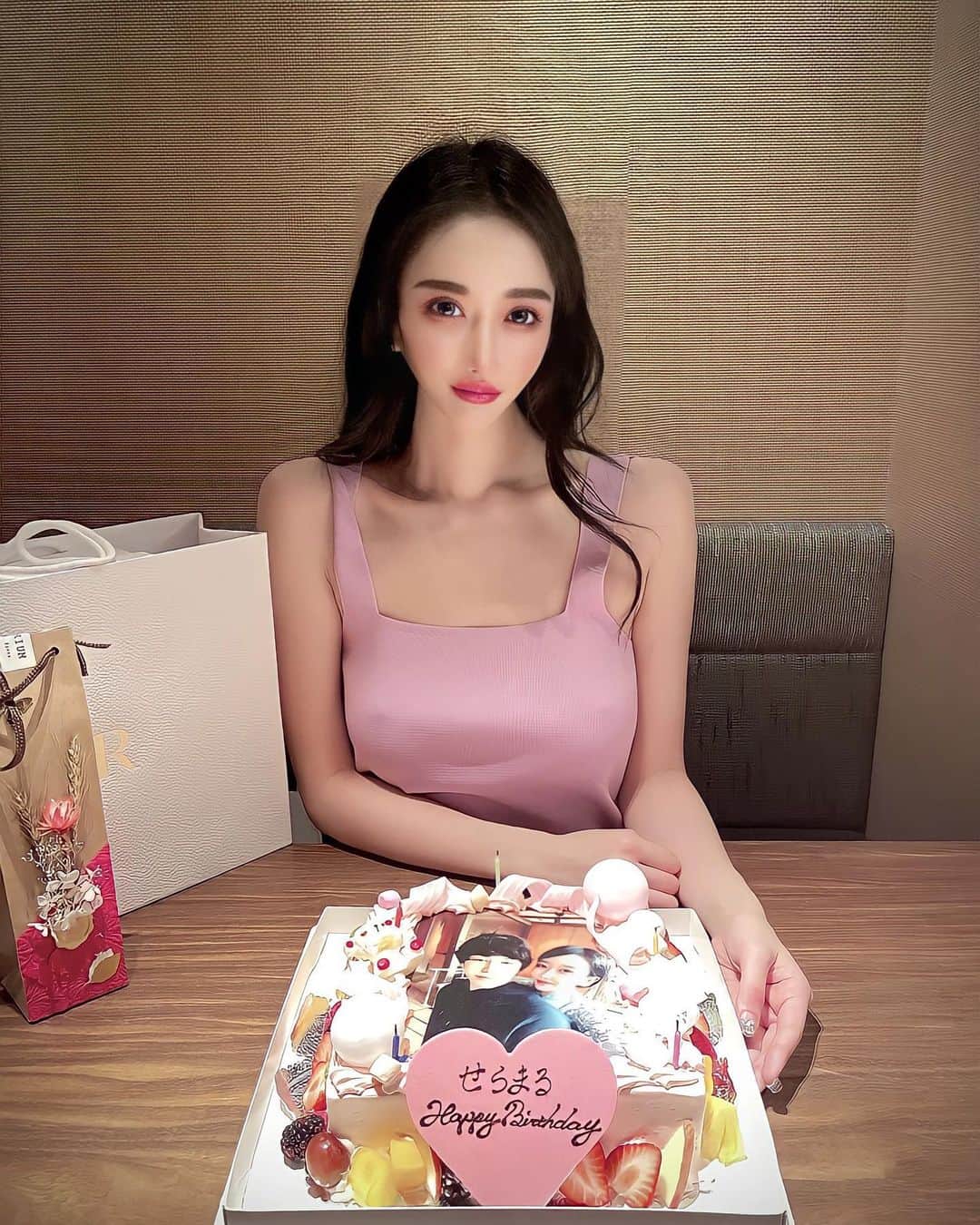 SEIRAさんのインスタグラム写真 - (SEIRAInstagram)「バタバタしていて 遅くなりましたが💦💦  4/30は29歳のお誕生日🎂でした😌 自分の29歳なんてどんな風になってるか想像がつかないくらい、 これまでひたすらワイワイ過ごしてきました😂💓🌪  昨年は人生で初めてずっと一緒にいたいと思える人に出会えて、 大切な人に心からのお祝いをしてもらって🎁 今までにない新しい感情と落ち着きを得られました😌 本当にありがとう☺️🎂  ステキなプレゼントやお花、そして手紙💌 いつも沢山してもらってばかりなのに お誕生日は沢山私の好きなことをしてくれて いろいろ考えてくれたこと、めちゃくちゃ嬉しかった🧸😌  そして 沢山のメッセージや 友達からのラインもとても死ぬほど嬉しかったです。 いくつになっても誕生日は楽しいし嬉しい😌  しっかりと地に足をつけて大人の女性として 成長していける一年になりますように。 (見た目は若々しくいたいですが)  いろんなことに挑戦できる年にしたいです。 少ないけれど仲良くしてくれる友達、仲間、家族、恋人を より一層大切に、感謝の気持ちを忘れずに。 楽しいことや嬉しいことが沢山訪れますように😌🎁  #20220430 #hbd #birthday  #birthdaygirl #bdgirl #バースデーサプライズ」5月4日 8時08分 - dj_seira_jpn