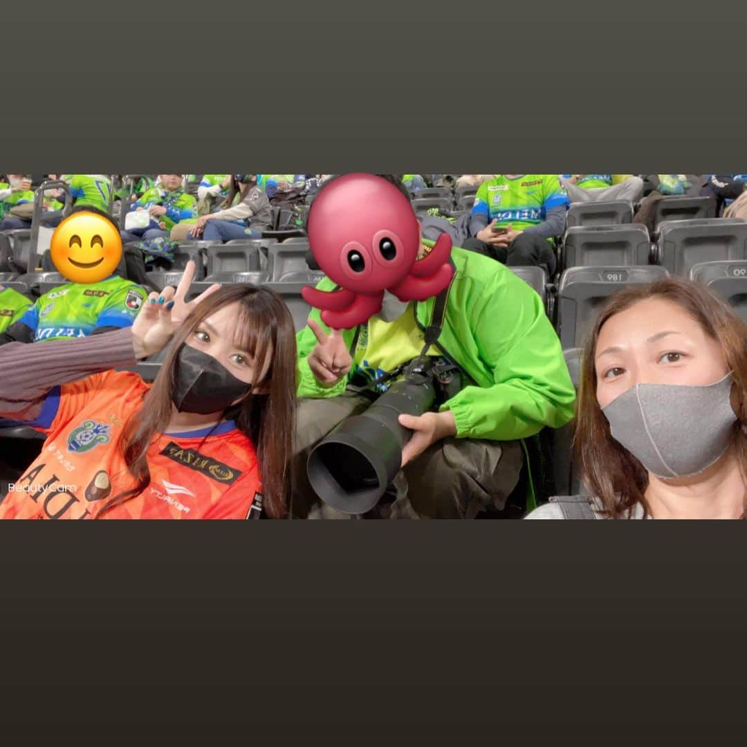 こももさんのインスタグラム写真 - (こももInstagram)「札幌旅行4日目✈️ 今旅の一大イベント！ 湘南ベルマーレvsコンサドーレ札幌 手作りゲーフラ持って応援してきました✨ どうやらDAZNに映ってたようで 知り合いのサポーターさんから バンバン連絡来ました🤣 (帰りの飛行機、選手御一行と同じで一睡も出来んかったわ) (天国かと思ったわ) . . . #湘南ベルマーレ #平塚 #コンサドーレ札幌 #札幌ドーム #サッカー #jリーグ  #サッカー女子 #サッカー女子とは言えん歴と年齢 #ぴえん」5月4日 14時41分 - komomo0111