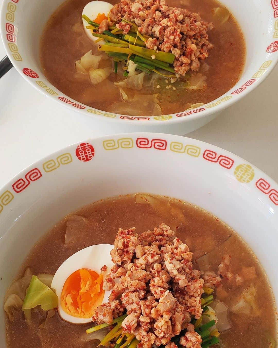 桃井かおりさんのインスタグラム写真 - (桃井かおりInstagram)「台湾ラーメン！にんにくとそぼろ+韓国唐辛子🌶️、韮のつもりでリーク蒸してラー油。やってみ～‼️#かおり飯」5月4日 9時22分 - kaori_momoi