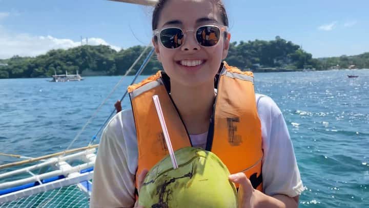 ローレン・ヤングのインスタグラム：「Boracay Vlog with the family is now up on YouTube 💖 Link in bio ☝🏼」