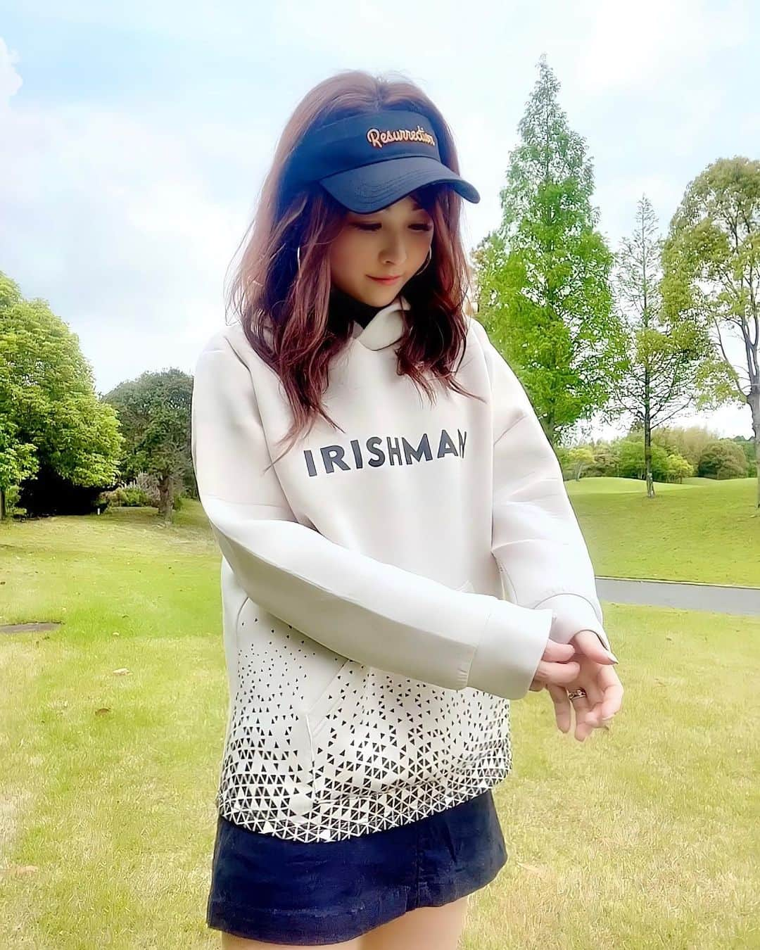 mikaさんのインスタグラム写真 - (mikaInstagram)「♥︎︎∗︎*ﾟ 先日の @irishman.jp ウエア 好評だったから全身のを☺︎ ． ． この日のテーマは 彼氏のウエア着てきちゃった♡ですw ． 着心地といい、サイズ感といいツボすぎて 肌寒い日のアウター代わりに早速 普段使いしておるよ✨ ． ． ． ． #アイリッシュマン #IRISHMAN #ゴルフウェア #スポーツミックスコーデ #ゴルフウェアコーデ #ゴルフ #golf#ゴルフ女子 #golfgirl #골프여자 #女子ゴルフ #golstagram # #golflove #ゴルフ好き #ゴルフ最高 #ゴルフ上手くなりたい #みかゴルフ #mikagolf #高尔夫 #골프　#golfgirl #골프여자 #ゴルフウエア #ゴルフコーデ #インスタゴルフ女子 #ゴルフ男子 #ゴルフ好きな人と繋がりたい #ゴルフ女子と繋がりたい」5月4日 10時45分 - _mika.___