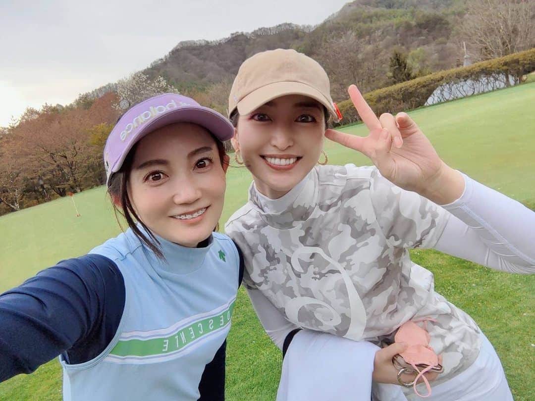 上野なつひのインスタグラム：「2年ぶりのゴルフへ！！ せっかくなのでゴルフ合宿に参加してきました🌿 with @miki.sasaki_pureness   2年ぶりではあったけどスコアは可もなく不可もなく…  ある意味2年もやってないのにスコアがほぼ変わらないのが凄いなと🤣 ただ今回悔しさが残るコースだったので今年中にレベルを少しでもアップさせたいなと思ってます😗👍  ゴルフは本当練習、コース実践あるのみなので詰めていきたい！ ゴルフウェアは映画「サムライフ」でお世話になった先生のブランド。 また先生と長野ゴルフしたいなぁ✨ @samugakunagaoka  #sixcoinsgolf  #donationwear  #ゴルフ女子コーデ  #ゴルフ女子  @balr_jpn   https://sixcoinsgolf.base.shop/」