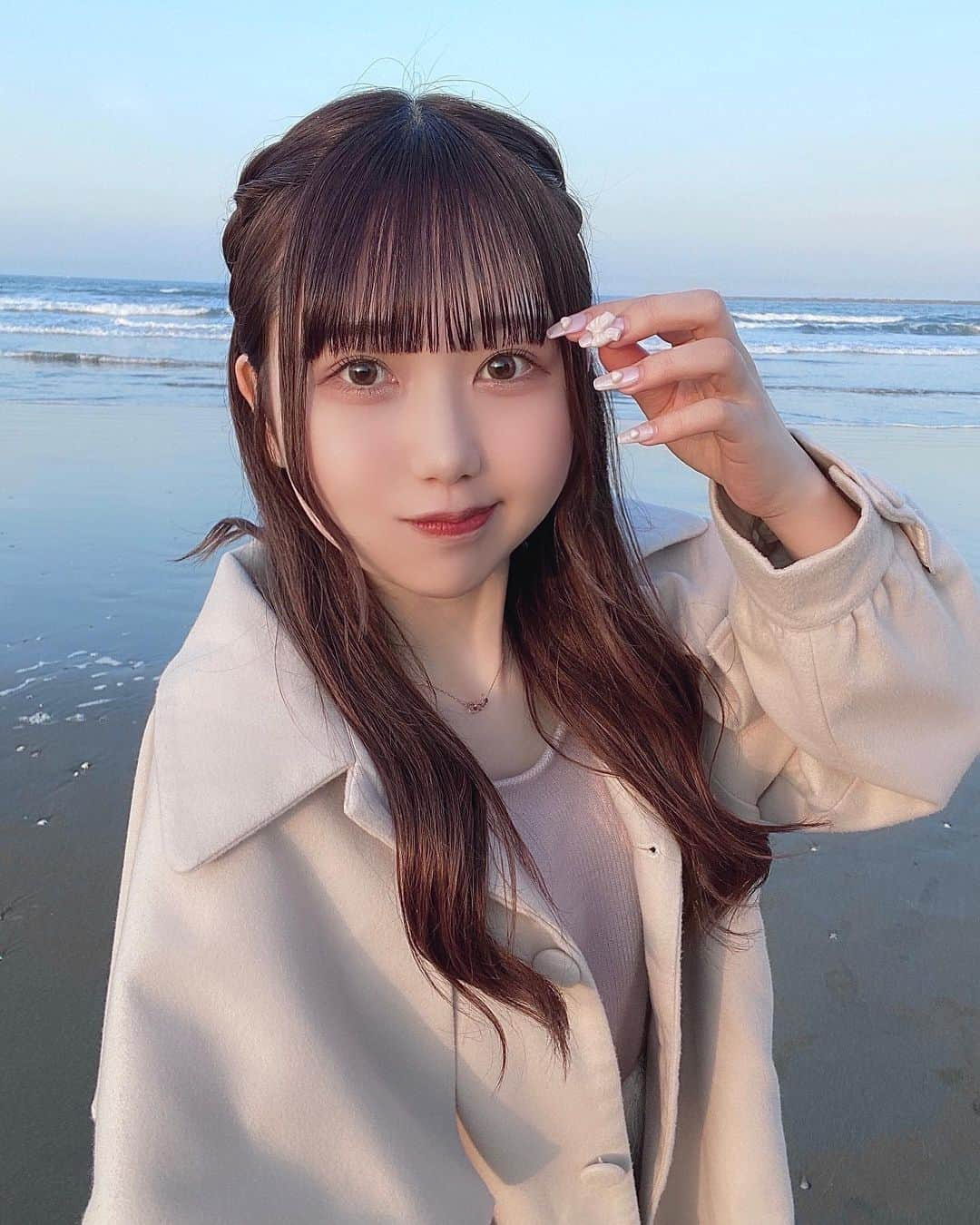 楠木しゅりさんのインスタグラム写真 - (楠木しゅりInstagram)「何枚目がすき？？ᐡ•͈ ·̭ •͈ᐡ . . . ままと妹と海いったときの！ 足だけ入ったんだけど冷たすぎた〜〜 お寿司もたべた ☺︎︎ . . . #アイドル #地下アイドル #EMNee #エミニー #海  #ハーフアップ #ハーフアップアレンジ  #アイドル前髪  #grl #mellowneon  #ケープコート」5月4日 11時46分 - kusunoki_shuri